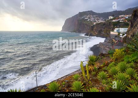 Blick auf Kap Girão mit Kaktus auf den Vordergrund in Camara de Lobos, Madeira Stockfoto