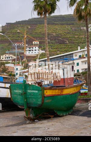 Fischerboot Sa Carneiro mit Kabeljau trocknen Stockfoto