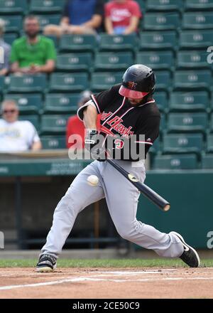 30. August 2020: FM RedHawks Outfielder Forrest Allday (3) schwingt auf einem Spielfeld während des FM Redhawks-Spiels gegen die Winnipeg Goldeyes in American Association Profi-Baseball im Newman Outdoor Field in Fargo, ND. Die RedHawks gewannen 6-2 für ihren achten Sieg in Folge. Foto von Russell Hons/CSM Stockfoto