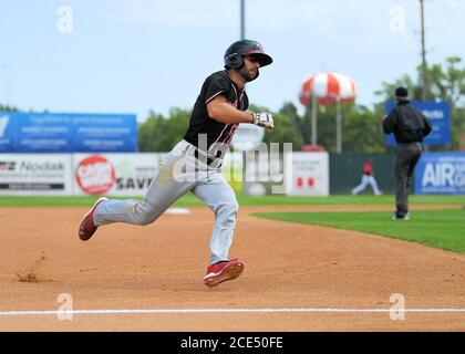 30. August 2020: FM RedHawks-Outfielder Brennan Metzger (16) rundet die dritte Basis während des FM Redhawks-Spiels gegen die Winnipeg Goldeyes im Profi-Baseball der American Association im Newman Outdoor Field in Fargo, ND. Die RedHawks gewannen 6-2 für ihren achten Sieg in Folge. Foto von Russell Hons/CSM Stockfoto