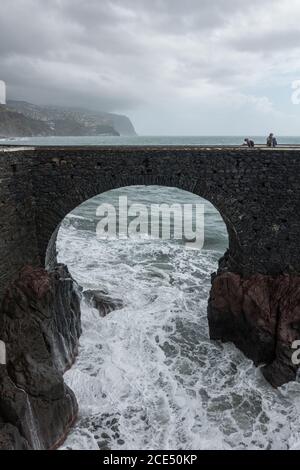 Anzeigen von Ponta do Sol pier Brücke in Madeira Stockfoto