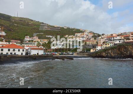 Schwarzer Stein Strand in Câmara de Lobos, Madeira Stockfoto