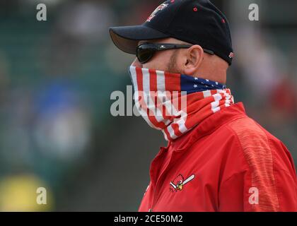 30. August 2020: FM Redhawks Trainer Joe Holstedt schaut während des FM Redhawks Spiels gegen die Winnipeg Goldeyes in American Association Professional Baseball auf Newman Outdoor Field in Fargo, ND. Die RedHawks gewannen 6-2 für ihren achten Sieg in Folge. Foto von Russell Hons/CSM Stockfoto