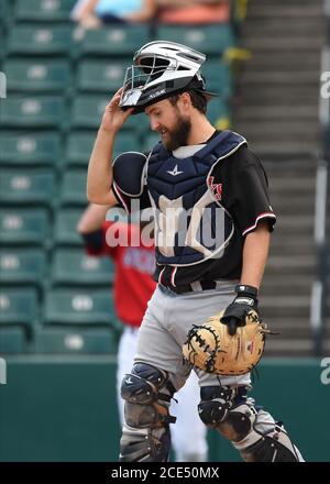 30. August 2020: FM RedHawks Catcher Nick Kahle (15) bereitet sich auf den Hügel während des FM Redhawks Spiel gegen die Winnipeg Goldeyes in American Association professionelle Baseball auf Newman Outdoor Field in Fargo, ND zu gehen. Die RedHawks gewannen 6-2 für ihren achten Sieg in Folge. Foto von Russell Hons/CSM Stockfoto