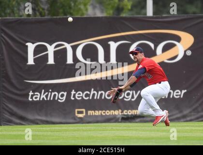 30. August 2020: Winnipeg Goldeyes Outfielder Jonathan Moroney (12) stellt während des FM Redhawks-Spiels gegen die Winnipeg Goldeyes im American Association Professional Baseball im Newman Outdoor Field in Fargo, ND, einen Fliegenball auf. Die RedHawks gewannen 6-2 für ihren achten Sieg in Folge. Foto von Russell Hons/CSM Stockfoto