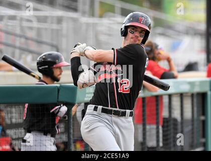 30. August 2020: FM RedHawks Outfielder Alex Boxwell (12) nimmt einen Aufwärmschwung während des FM Redhawks Spiel gegen die Winnipeg Goldeyes in American Association Profi Baseball auf Newman Outdoor Field in Fargo, ND. Die RedHawks gewannen 6-2 für ihren achten Sieg in Folge. Foto von Russell Hons/CSM Stockfoto