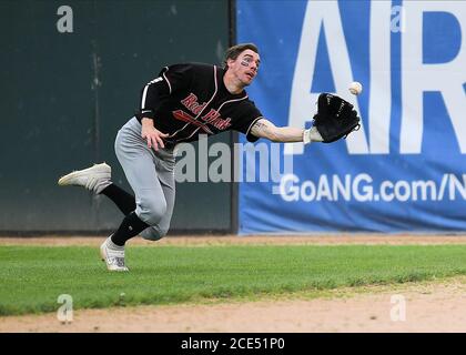 30. August 2020: FM RedHawks Outfielder Alex Boxwell (12) taucht für den Ball während des FM Redhawks Spiel gegen die Winnipeg Goldeyes in American Association Profi Baseball auf Newman Outdoor Field in Fargo, ND. Die RedHawks gewannen 6-2 für ihren achten Sieg in Folge. Foto von Russell Hons/CSM Stockfoto