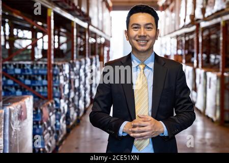 Asiatische Geschäftsmann Eigentümer Porträt im Distributionslager Stockfoto