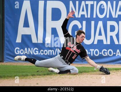 30. August 2020: FM RedHawks Outfielder Alex Boxwell (12) macht einen Tauchfang während des FM Redhawks Spiel gegen die Winnipeg Goldeyes in American Association Profi Baseball auf Newman Outdoor Field in Fargo, ND. Die RedHawks gewannen 6-2 für ihren achten Sieg in Folge. Foto von Russell Hons/CSM Stockfoto