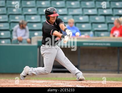 30. August 2020: FM RedHawks Infielder Christian Ibarra (13)schaukelt während des FM Redhawks-Spiels gegen die Winnipeg Goldeyes im Profi-Baseball der American Association im Newman Outdoor Field in Fargo, ND. Die RedHawks gewannen 6-2 für ihren achten Sieg in Folge. Foto von Russell Hons/CSM Stockfoto