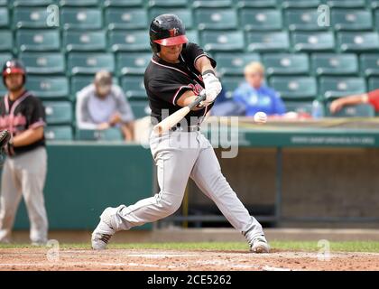 30. August 2020: FM RedHawks Infielder Leobaldo Pina (4) schwingt während des FM Redhawks-Spiels gegen den Winnipeg Goldeyes im Profi-Baseball der American Association im Newman Outdoor Field in Fargo, ND. Die RedHawks gewannen 6-2 für ihren achten Sieg in Folge. Foto von Russell Hons/CSM Stockfoto