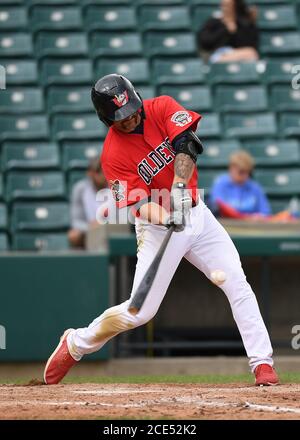 30. August 2020: Winnipeg Goldeyes Outfielder Jonathan Moroney (12) schwingt während des FM Redhawks-Spiels gegen den Winnipeg Goldeyes im Profi-Baseball der American Association im Newman Outdoor Field in Fargo, ND. Die RedHawks gewannen 6-2 für ihren achten Sieg in Folge. Foto von Russell Hons/CSM Stockfoto