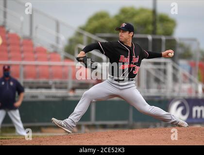 30. August 2020: FM RedHawks Pitcher Matt Tomshaw (30) Delviers a Pitch during the FM Redhawks game against the Winnipeg Goldeyes in American Association professional Baseball at Newman Outdoor Field in Fargo, ND. Die RedHawks gewannen 6-2 für ihren achten Sieg in Folge. Foto von Russell Hons/CSM Stockfoto