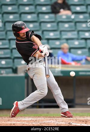 30. August 2020:FM RedHawks Outfielder Brennan Metzger (16) schwingt auf einem Spielfeld während des FM Redhawks-Spiels gegen die Winnipeg Goldeyes in American Association Professional Baseball auf Newman Outdoor Field in Fargo, ND. Die RedHawks gewannen 6-2 für ihren achten Sieg in Folge. Foto von Russell Hons/CSM Stockfoto