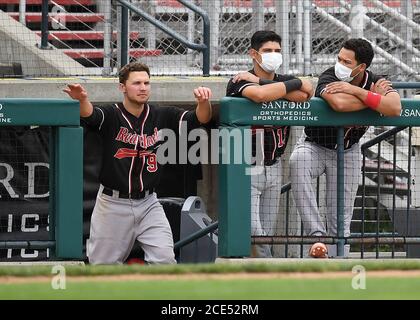 30. August 2020: FM RedHawks Spieler beobachten das Spiel vom Dugout während des FM Redhawks Spiel gegen die Winnipeg Goldeyes in American Association Professional Baseball im Newman Outdoor Field in Fargo, ND. Die RedHawks gewannen 6-2 für ihren achten Sieg in Folge. Foto von Russell Hons/CSM Stockfoto