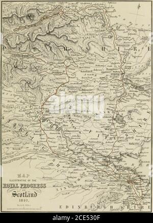 . Denkmal des königlichen Fortschritts in Schottland . SO wie die Bewohner von Edinburo-h zu ihren Monarchen in der alten Zeit zu doehren waren, andrühringly, wie jene verschiedenen königlichen Besuche besetzt während der Perioden, als sie stattfanden, ihre Erinnerung ist lang in jenen dunklen und staubigen Aussparungen begraben worden, zu denen solche alten Aufzeichnungen normalerweise verurteilt sind, Und werden erst jetzt von der suchenden Hand des Antiquars fortgezogen. Ach! Die von Königin Victoria, die uns in der Neuzeit so sehr gegenwärtig ist und unsere Herzen mit Freude erfüllt, und unsere Stimmen mit Loyalitätsgeschrei, ist bereits ebenso eine Frage der Geschichte und ebenso viel athi Stockfoto