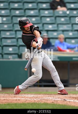 30. August 2020:FM RedHawks Outfielder Brennan Metzger (16) schwingt auf einem Spielfeld während des FM Redhawks-Spiels gegen die Winnipeg Goldeyes in American Association Professional Baseball auf Newman Outdoor Field in Fargo, ND. Die RedHawks gewannen 6-2 für ihren achten Sieg in Folge. Foto von Russell Hons/CSM Stockfoto