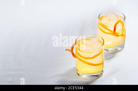 Erfrischender, erfrischender Alkohol-Cocktail mit Orangenschale Stockfoto