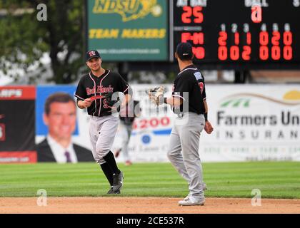 30. August 2020: FM RedHawks Outfielder Dario Pizzano (9) lächelt am Ende des FM Redhawks-Spiels gegen den Winnipeg Goldeyes im Profi-Baseball der American Association im Newman Outdoor Field in Fargo, ND. Die RedHawks gewannen 6-2 für ihren achten Sieg in Folge. Foto von Russell Hons/CSM Stockfoto