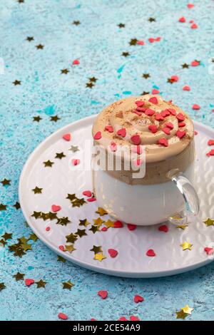 Dalgona Coffee: Trendiges Kaffeegetränk. Stockfoto