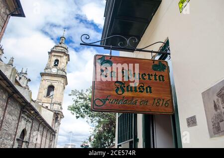 Blick auf die Kirche Candelaria und den Eingang zum Restaurant La Puerta Falsa im historischen Zentrum von Bogota Stockfoto