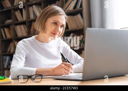 Studentinnen genießen E-Learning. Stockfoto