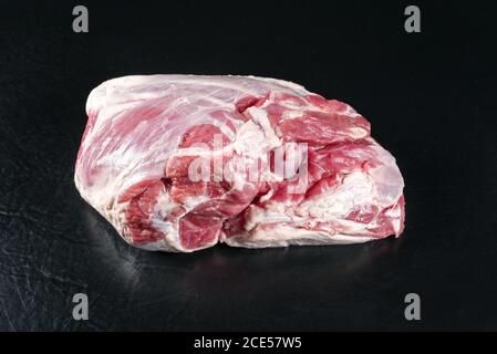 Traditionelle rohe Haunch von Lamm als Draufsicht auf ein Schieferplatte mit Kopierraum Stockfoto