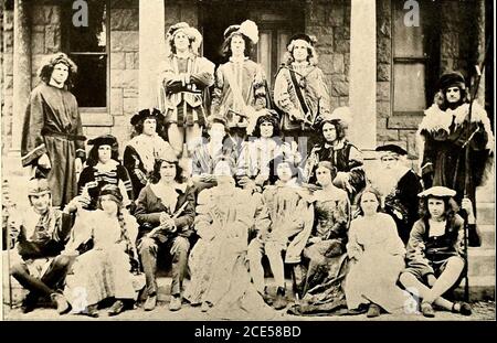 . Bizarr. Cast: Wie Es Dir Gefällt. BEGINN 1913. Orlando Jacques Amiens Oliver Duke Duke Frederick Le Beau Touchstone Corin Silrius Jacques Debois erster Lord William Rosalind Celia Auprey Phoebe Victor Mulholland George Williams Harry Bender Charles Ulrich Boaz Licht John Shirk . H. H. Charlton Landis Klinger . G. A. Richie Kephart Boughter Paul Bowman Russell Weidler Faber Stengle Edith Lehman Helen E. Brightbill Lottie Spessard Edna Yarkers 160 Er» *^-^=-SR^ , Stockfoto