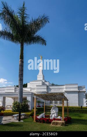 Weihnachtsblumen umgeben die Weihnachtskrippe zur Weihnachtszeit im Oaxaca-Tempel der Kirche Jesu Christi der Heiligen der Letzten Tage in Oaxaca, mir Stockfoto