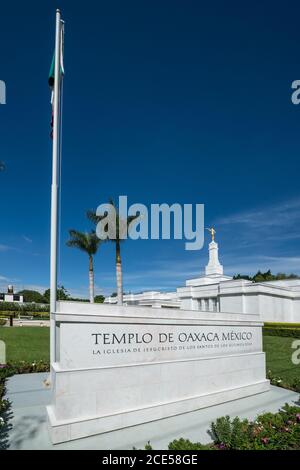 Die mexikanische Flagge am Oaxaca-Tempel der Kirche Jesu Christi der Heiligen der Letzten Tage in Oaxaca, Mexiko. Stockfoto