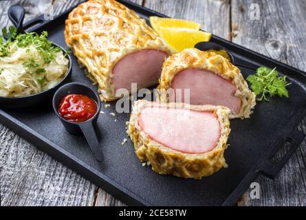 Backed Kasseler Schweinesteak mit Sauerkraut Stockfoto