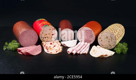 Traditionelle deutsche Aufschnitt Würstchen als Nahaufnahme auf einem schwarzen Platte mit Kopierplatz Stockfoto