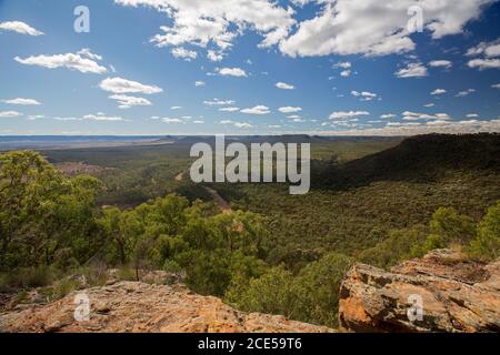 Landschaft von Hügeln und weiten Wäldern durchtrennt durch enge Straße Blick vom hohen Aussichtspunkt am südlichen Ende des Arcadia Valley Im Zentrum von Queensland, Australien Stockfoto