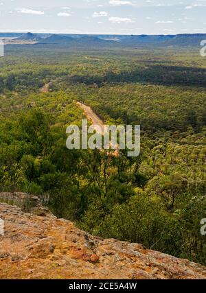 Landschaft von Hügeln und weiten Wäldern durchtrennt durch enge Straße Blick vom hohen Aussichtspunkt am südlichen Ende des Arcadia Valley Im Zentrum von Queensland, Australien Stockfoto