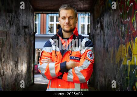 Hamburg, Deutschland. August 2020. Tobias Schlegl, Musiker, Moderator, Autor und Notarzt, trägt bei einer Fotosession im Schanzenviertel anlässlich der Vorstellung seines neuen Buches "Schockraum" eine Sanitäterjacke. (To dpa ''Schockraum' von Tobi Schlegl- Roman über Rettungsdienst statt Therapie') Quelle: Georg Wendt/dpa/Alamy Live News Stockfoto