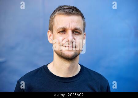 Hamburg, Deutschland. August 2020. Tobi Schlegl, Musiker, Moderator, Autor und Notarzt, bei einer Fotosession im Schanzenviertel anlässlich der Vorstellung seines neuen Buches 'Schockraum'. (To dpa ''Schockraum' von Tobi Schlegl- Roman über Rettungsdienste statt Therapie') Quelle: Georg Wendt/dpa/Alamy Live News Stockfoto
