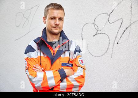 Hamburg, Deutschland. August 2020. Tobias Schlegl, Musiker, Moderator, Autor und Notarzt, trägt bei einer Fotosession im Schanzenviertel anlässlich der Vorstellung seines neuen Buches "Schockraum" eine Sanitäterjacke. (To dpa ''Schockraum' von Tobi Schlegl- Roman über Rettungsdienst statt Therapie') Quelle: Georg Wendt/dpa/Alamy Live News Stockfoto