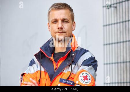 Hamburg, Deutschland. August 2020. Tobias Schlegl, Musiker, Moderator, Autor und Notarzt, trägt bei einer Fotosession im Schanzenviertel anlässlich der Vorstellung seines neuen Buches "Schockraum" eine Sanitäterjacke. (To dpa ''Schockraum' von Tobi Schlegl- Roman über Rettungsdienst statt Therapie') Quelle: Georg Wendt/dpa/Alamy Live News Stockfoto