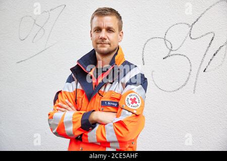 Hamburg, Deutschland. August 2020. Tobias Schlegl, Musiker, Moderator, Autor und Notarzt, trägt bei einer Fotosession im Schanzenviertel anlässlich der Vorstellung seines neuen Buches "Schockraum" eine Sanitäterjacke. (To dpa ''Schockraum' von Tobi Schlegl- Roman über Rettungsdienst statt Therapie') Quelle: Georg Wendt/dpa/Alamy Live News Stockfoto