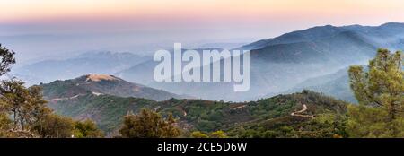 Panoramablick auf den Sonnenuntergang in den Bergen von Santa Cruz; Rauch von den in der Nähe brennenden Waldbränden, sichtbar in der Luft und bedeckt die Bergkämme und valle Stockfoto