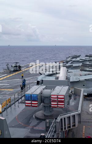 PHILIPPINISCHES MEER (Aug 26, 2020) Marines mit der Maritime RAID Force (MRF), 31. MEU, bereiten Visit Board Such- und Beschlagnahmung (VBSS)-Operationen von MH-60S Sea Hawk Hubschraubern vor, die den Erzengeln des Helicopter Sea Combat Squadron (HSC) 25 Detachment 6 an Bord des amphibischen Sturmschiffs USS America (LHA 6) zugewiesen wurden. Amerika, Flaggschiff der America Amphibious Ready Group (ARG), 31. Marine Expeditionary Unit Team, ist im 7. Flottenbereich tätig, um die Interoperabilität mit Verbündeten und Partnern zu verbessern und als eine einsatzbereite Einsatztruppe zu dienen, um Frieden und Stabilität in der zu verteidigen Stockfoto