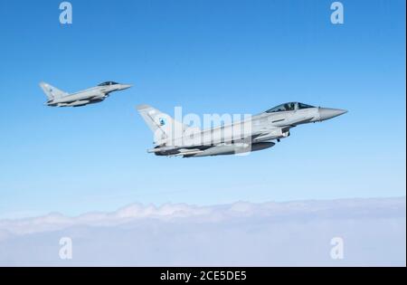 Zwei Eurofighter-Taifune integrieren sich mit einer US-amerikanischen B-52H-Stratofortress, die am 28. August 2020 für die Bomber Task Force Europe-Mission Allied Sky dem 5. Bombenflügel der Minot Air Force Base, North Dakota, zugewiesen wurde. Die Ausbildung mit unseren NATO-Verbündeten und den Partnerländern trägt zur Verbesserung der Ausfallsicherheit und Interoperabilität bei und ermöglicht den Aufbau dauerhafter Beziehungen, die notwendig sind, um den vielfältigen globalen Herausforderungen zu begegnen. (USA Luftwaffe Foto von Senior Airman Xavier Navarro) Stockfoto