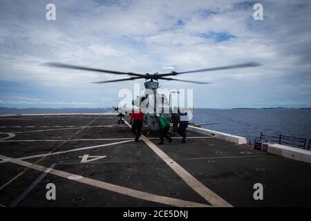 PHILIPPINISCHES MEER (Aug 22, 2020) Seeleute an Bord der USS New Orleans (LPD 18) sichern sich einen AH-1Z Cobra Hubschrauber mit Marine Medium Tiltrotor Squadron 262 (verstärkt), 31st Marine Expeditionary Unit (MEU), an das Flugdeck. New Orleans, Teil der Amphibious Ready Group (ARG), 31. Marine Expeditionary Unit (MEU) Team, ist im 7. US-Flottenbereich tätig, um die Interoperabilität mit Verbündeten und Partnern zu verbessern und als einsatzbereite Einsatztruppe für Frieden und Stabilität in der Indo-Pazifik-Region zu dienen. Das America ARG, 31. MEU-Team bleibt die führende Krisenreaktionskraft in der Regi Stockfoto