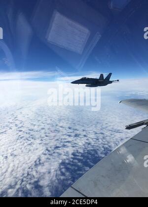 NORAD CF-18s und F-15s führen eine nördliche Luftverteidigungspatrouille über der Beaufort See während der Übung AMALGAM DART, die vom 17.-21. August lief. Die Arctic Air Defence Übung des North American Aerospace Defense Command, Amalgam Dart 20-05, umfasste Flüge von der Beaufort-See bis nach Thule, Grönland. Amalgam Dart 20-05 bietet NORAD die Möglichkeit, die Fähigkeiten der Luftverteidigung zu verbessern, während kanadische und US-Streitkräfte in der Arktis zusammenarbeiten. NORAD, ein binationales kanadisches und amerikanisches Kommando, setzt ein Netzwerk von raumbasierten, Luft- und bodenbasierten Sensoren, Luft-Luft-Tankern und Fight ein Stockfoto