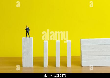 Business-Strategie konzeptionelle Foto - Miniatur des Geschäftsmannes steht Der Rand der hölzernen Brückentreppe Stockfoto