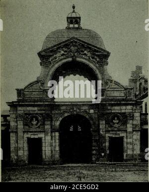 . L'Art de reconnaître les Styles : le style Louis XIII . Fio. 56. – Hôtel Tuheuf (façade postérieure) et Galerie Mazarine(Bibliothèque nationale). Une autre commande de Stella : Armide et Renaud,décide enfin le Cardinal de Richelieu à dépêcher auPoussin, des Noyers, porteur dune lettre du roi, qui luidemande de venir en France. La réponse du maîtrefut lenvoi de ses Bacchanales et de saint Jean bapti-sant le peuple{au Louvre), réponse tellement brillantequelle amena M. de Chanteloup à Rome avec ordre LA PEINTURE 1)3 de ne revenir à Paris qu accompagné du célèbrepeintre.. Fio. 57. – Baptistère Stockfoto