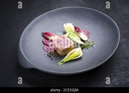 Japanisches Gourmet-Steak Tataki mit gebratenem Thunfisch-Fisch mit pak Choi Stockfoto