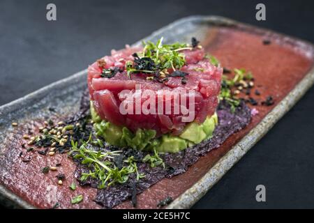 Gourmet-Fischtartar roh aus Thunfischfilet mit hashed Avocado Stockfoto