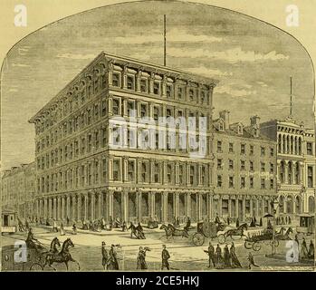 . Philadelphia und Umgebung . BANK FÜR LANDWIRTE UND MECHANIKER. House Row, bemerkt in Verbindung mit Independence Hall, die in der Mitte des Row steht. Blick auf Fred. Browns schöne Drogerie, an der nordöstlichen Ecke, wir passieren das American Hotel, auch auf der Nordseite der Chestnut Street. An der südwestlichen Ecke von Sixth und Chestnut zieht der imposante braune Steinhaufen des Ledger-Gebäudes das fremde Auge an, und er erkennt ihn sofort als einen der Löwen der Stadt. Es ist gut in unserer Gravur gezeigt. Auf der gegenüberliegenden Seite, ein* paar Türen oberhalb der Sexta, befindet sich das Büro des Eveni Stockfoto