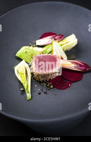 Japanisches Gourmet-Steak Tataki mit gebratenem Thunfisch-Fisch mit pak Choi Stockfoto